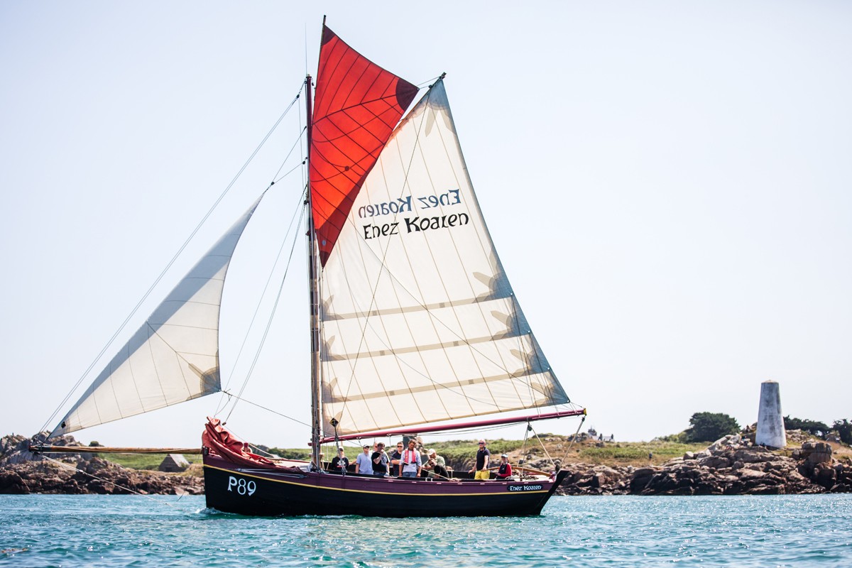 Enez Koalen passe devant l'amer du Rodéo à Bréhat